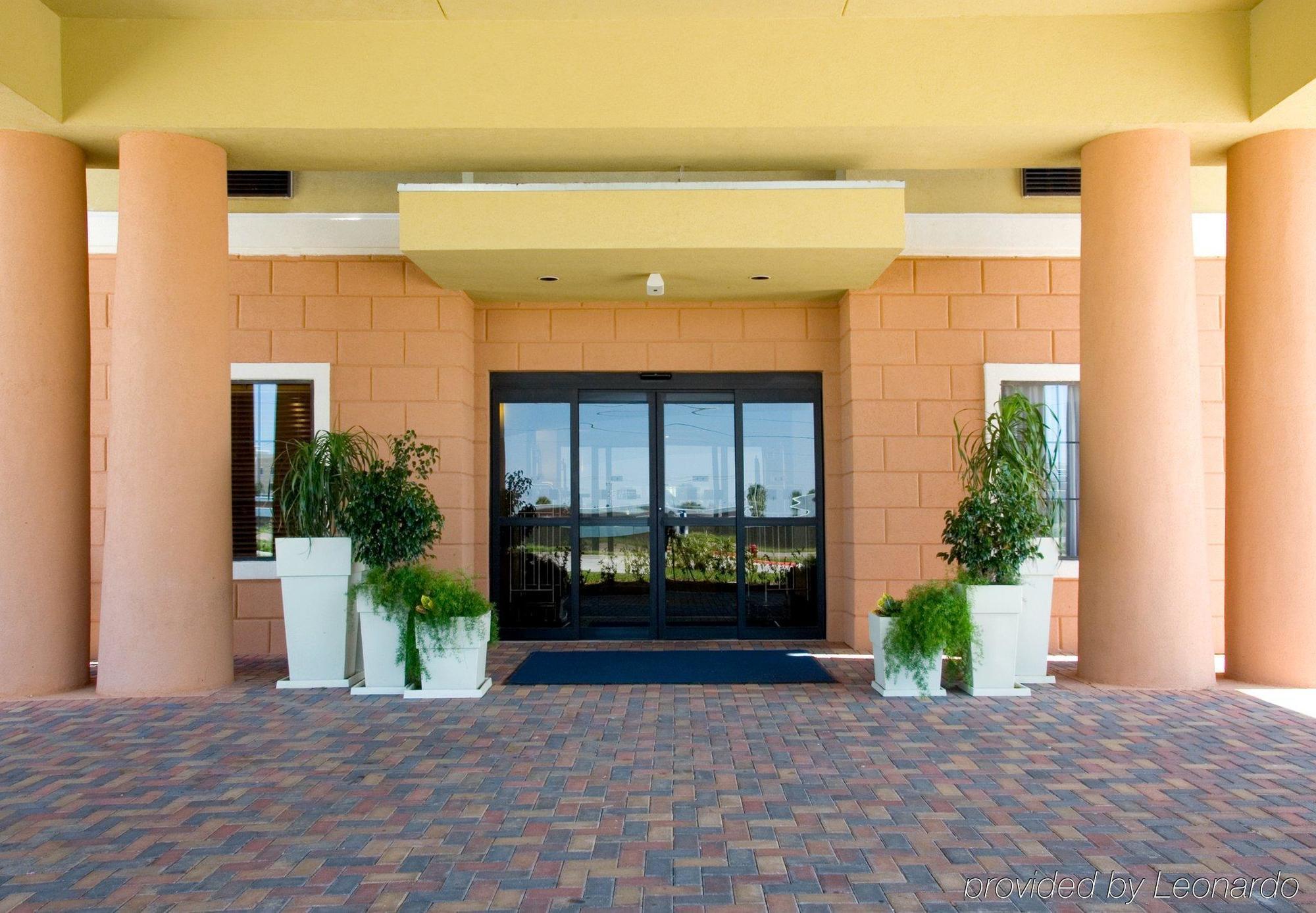 Holiday Inn Express Hotel And Suites Kingsville By Ihg Bagian luar foto